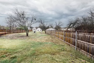 214 E Clay Street, Bowie, TX 76230 - Photo 30