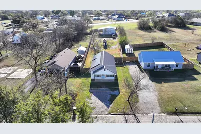 214 E Clay Street, Bowie, TX 76230 - Photo 32