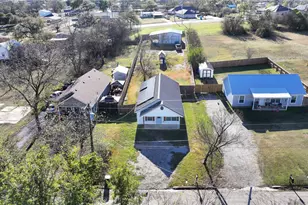 214 E Clay St, Bowie, TX 76230 - Photo 32