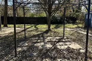 1402 S Montgomery St, Sherman, TX 75090 - Photo 12