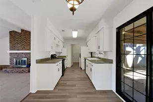 806 SE 4th St, Grand Prairie, TX 75051 - Photo 10