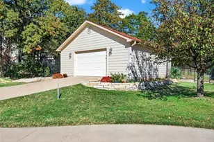 200 Cayuga Trail, Lake Kiowa, TX 76240 - Photo 4