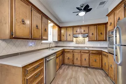 504 S Colonial Drive, Cleburne, TX 76033 - Photo 8