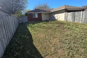 837 W Wintergreen Road W, Lancaster, TX 75134 - Photo 8