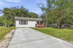 704 Graham St, Cleburne, TX 76033 - Photo 2