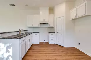 2836 Burchill Rd S, Fort Worth, TX 76105 - Photo 6