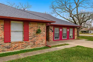 1010 Bolivar St, Sanger, TX 76266 - Photo 1