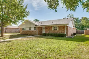 425 W Pleasantview Dr, Hurst, TX 76054 - Photo 2