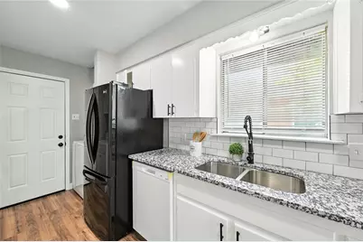 214 W Dorris Drive, Grand Prairie, TX 75051 - Photo 8