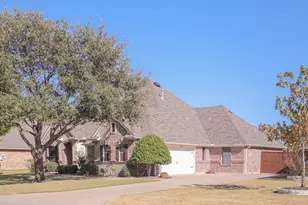 818 N Tejas Dr, Sanger, TX 76266 - Photo 2