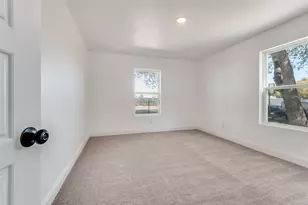 5728 Wilkes Dr, Fort Worth, TX 76119 - Photo 10