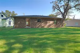 714 E 12th St, Bonham, TX 75418 - Photo 18