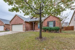 917 John Kennedy Dr, Saginaw, TX 76179 - Photo 2