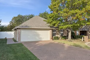 111 Royal Crest Ct, Red Oak, TX 75154 - Photo 2