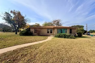 1611 Live Oak St, Goldthwaite, TX 76844 - Photo 2