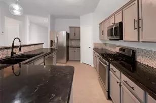 818 Creekside Dr, Glenn Heights, TX 75154 - Photo 2