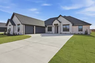 2152 Middlewood Cir, Granbury, TX 76049 - Photo 2