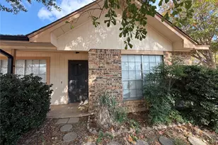 300 Bluegrass Ln, Euless, TX 76039 - Photo 2