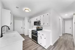 8455 Sugarberry Rd, Dallas, TX 75249 - Photo 10