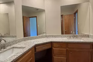 702 Matthews Ct, Arlington, TX 76012 - Photo 8