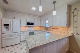 304 Tahiti Dr, Granbury, TX 76048 - Photo 6