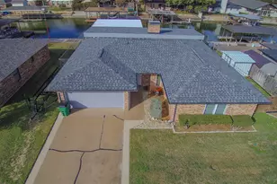 304 Tahiti Dr, Granbury, TX 76048 - Photo 2