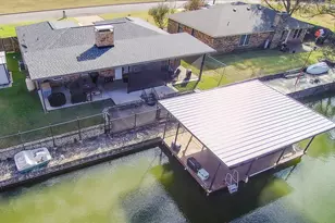 304 Tahiti Dr, Granbury, TX 76048 - Photo 2