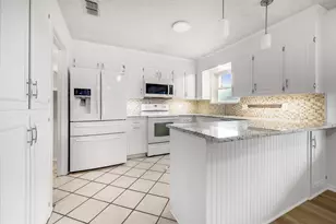 304 Tahiti Dr, Granbury, TX 76048 - Photo 6