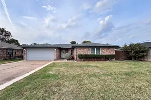 304 Tahiti Dr, Granbury, TX 76048 - Photo 1