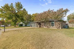 660 Pleasant Manor Ave, Burleson, TX 76028 - Photo 4