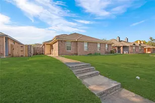 1437 N Bluegrove Rd, Lancaster, TX 75134 - Photo 2