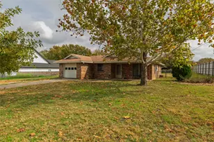 401 Berryhill Dr, Springtown, TX 76082 - Photo 2
