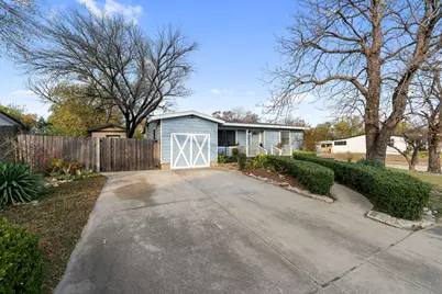 1202 W Strong Parkway, Grand Prairie, TX 75050 - Photo 2