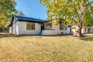 6920 Robinhood Ln, Fort Worth, TX 76112 - Photo 2