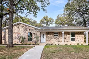 632 Melbourne Ct, Hurst, TX 76053 - Photo 2