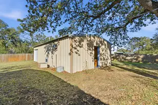 917 Carpenter St, Azle, TX 76020 - Photo 28