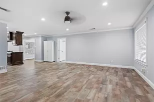 704 Clover Park Dr, Arlington, TX 76013 - Photo 2