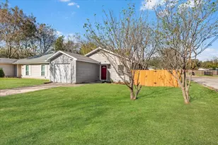 2933 Lucinda Ln, Fort Worth, TX 76119 - Photo 6