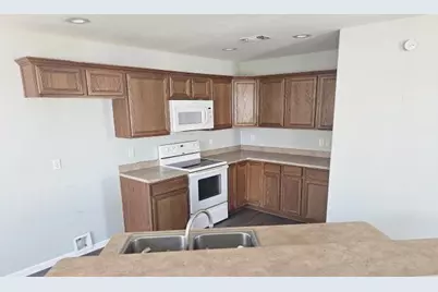 1549 S Commercial Street #11, Aransas Pass, TX 78336 - Photo 4