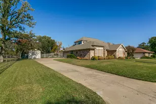 7301 Londonderry Dr, North Richland Hills, TX 76182 - Photo 2