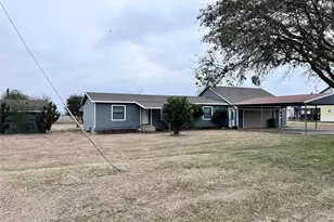 511 E 7th St, McGregor, TX 76657 - Photo 2