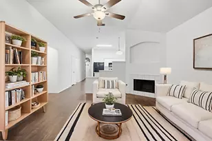 933 Paddington Dr E, Saginaw, TX 76131 - Photo 2