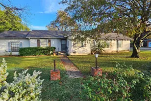 1061 E Walnut St, Hillsboro, TX 76645 - Photo 2