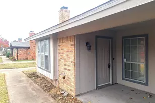 7045 Crosstimbers Ln, North Richland Hills, TX 76182 - Photo 2