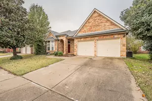 2306 Bear Run Rd, Arlington, TX 76001 - Photo 2