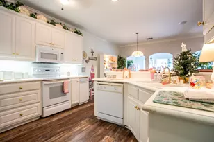 300 E Redbud Ln, Lancaster, TX 75146 - Photo 10