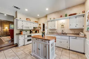 1719 Autumn Ln, Arlington, TX 76012 - Photo 16