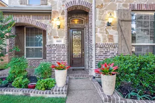 1001 Vineyard Dr, Euless, TX 76039 - Photo 4