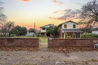 202 S Santa Fe Street, Wolfe City, TX 75496 - Photo 2