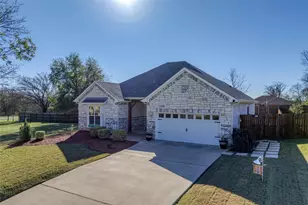 808 E 6th St, Bonham, TX 75418 - Photo 26